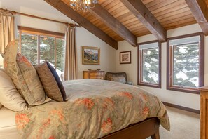 4 bedrooms, free WiFi, bed sheets - Steps from Shuttle, Garage, 4 Bedroom + Basement, Private Scenic Setting (Vail)