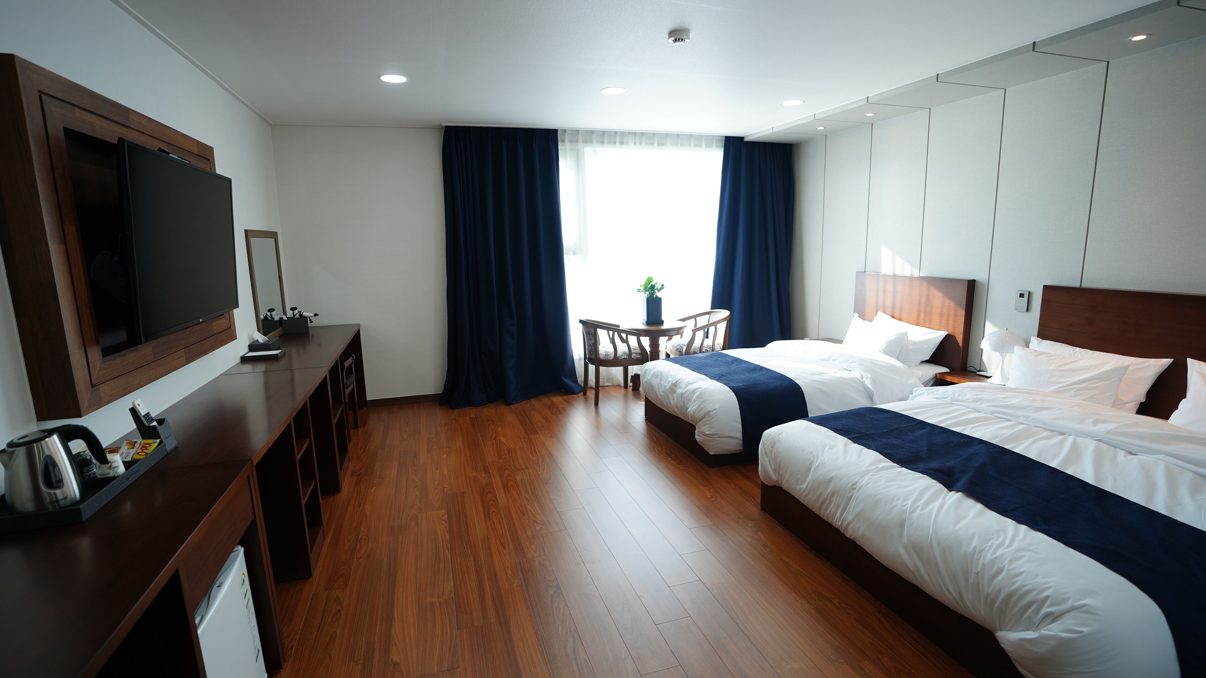 家庭双床房 | 办公桌、遮光窗帘、免费 WiFi、轮椅无障碍