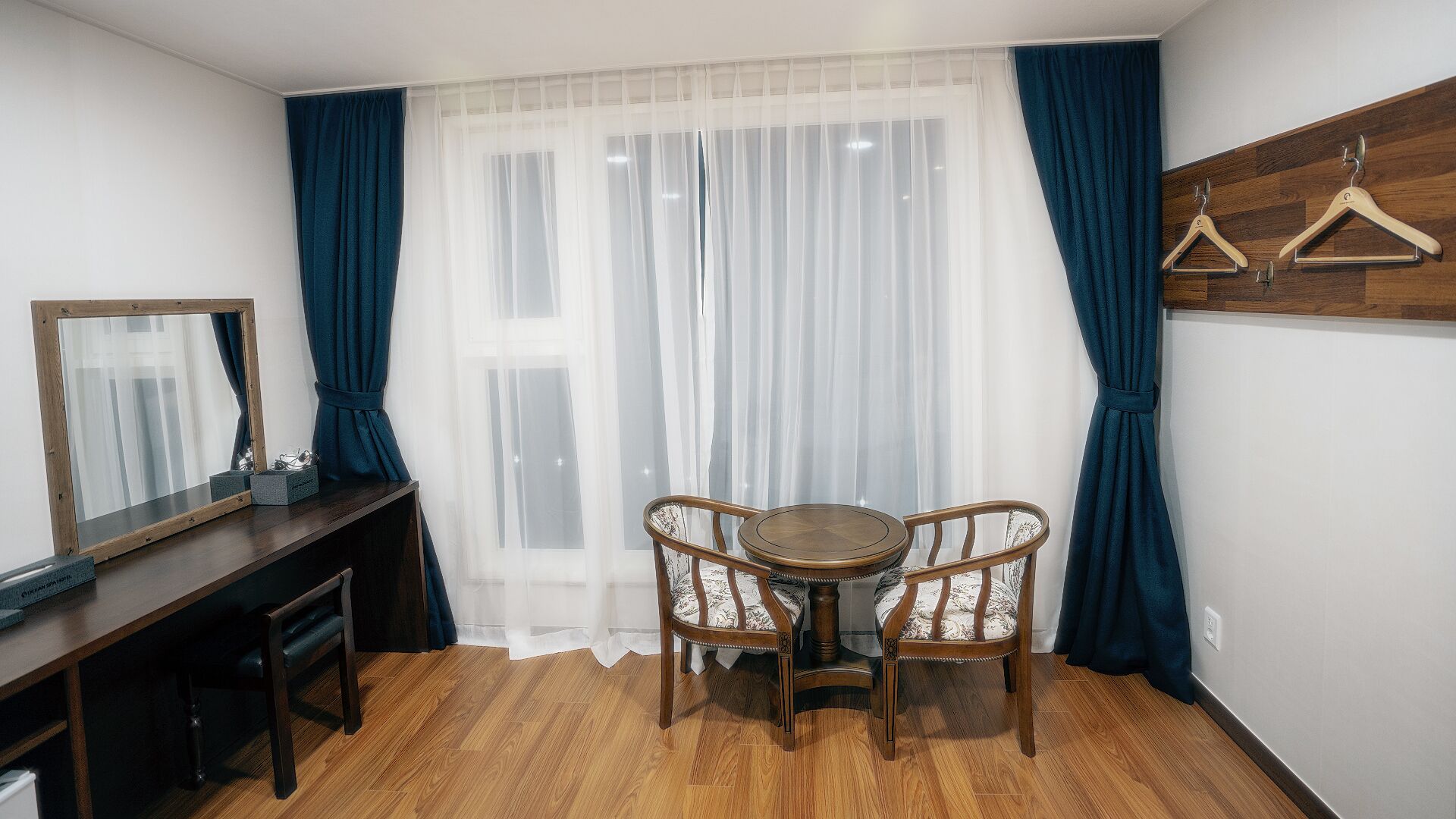 twin room | living area