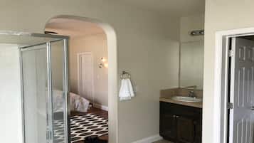 Combined shower/tub, hair dryer, towels