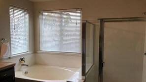 Combined shower/bathtub, hair dryer, towels