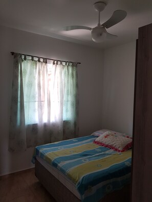 2 quartos, ferros/tábuas de passar roupa, roupa de cama