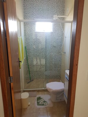 Chuveiro, papel higiênico