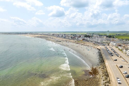 Pat’s Porch | 5 Mins Walk To Beach | Covered Porch