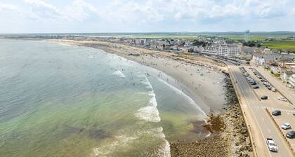 Pat’s Porch | 5 Mins Walk To Beach | Covered Porch