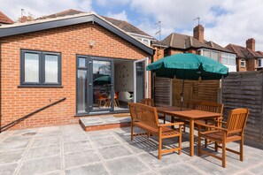 Outdoor dining - Fab for Contractors or Relocations - A Stylish House & Garden+Parking (Birmingham)