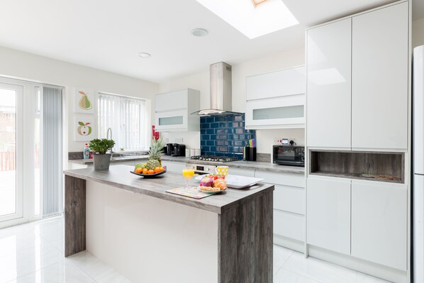 Fridge, microwave, oven, stovetop - Fab for Contractors or Relocations - A Stylish House & Garden+Parking (Birmingham)