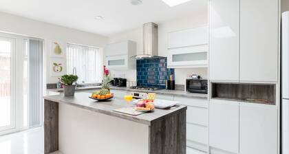 Fab for Contractors or Relocations - A Stylish House & Garden+Parking