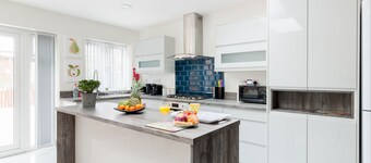 Fab for Contractors or Relocations - A Stylish House & Garden+Parking