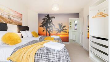 4 bedrooms, iron/ironing board, WiFi, bed sheets