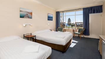 Quarto quádruplo | Cortinas blackout, ferros/tábuas de passar roupa, Wi-Fi de cortesia