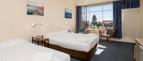 Neljän hengen huone | Pimennysverhot, silitysrauta/-lauta, ilmainen Wi-Fi, vuodevaatteet