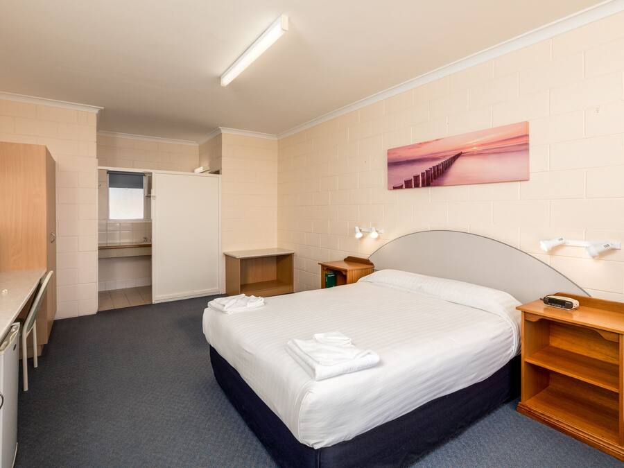 Cortinas blackout, tabla de planchar con plancha y wifi gratis