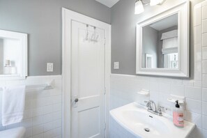 Tina, secadora de cabello, toallas 