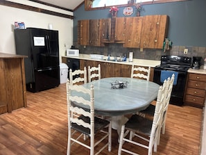 Dining - Lake House near Green River Lake and minutes from several marinas. (Columbia)