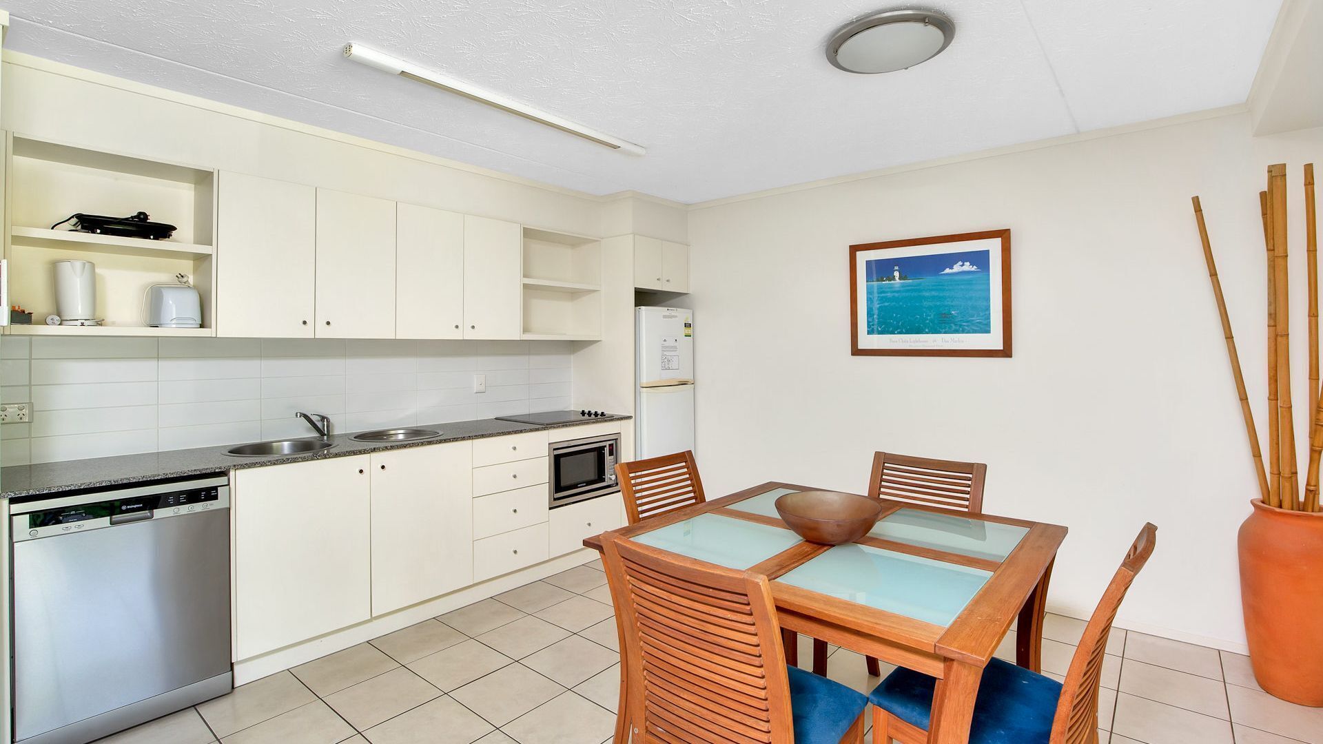 Baden 65 - Rainbow Shores. Overlooking lap pool. Ground Floor. Air Conditioning — image 8