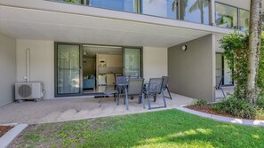 Outdoor dining - Baden 65 - Rainbow Shores. Overlooking lap pool. Ground Floor. Air Conditioning (RAINBOW BEACH)