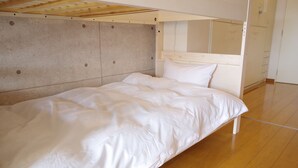 Appartement (Family Suite with Balcony) | 1 chambre, fer et planche à repasser, accès au Wi-Fi (inclus)