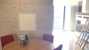 Appartement (Family Suite with Balcony) | 1 chambre, fer et planche à repasser, accès au Wi-Fi (inclus)