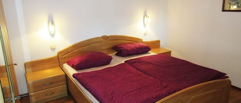 2 soverom, strykejern/-brett, internettilgang og sengetøy