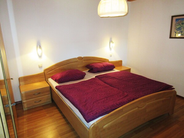 2 bedrooms, iron/ironing board, Internet, bed sheets