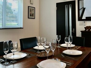 Maison, 2 chambres | Repas dans la chambre