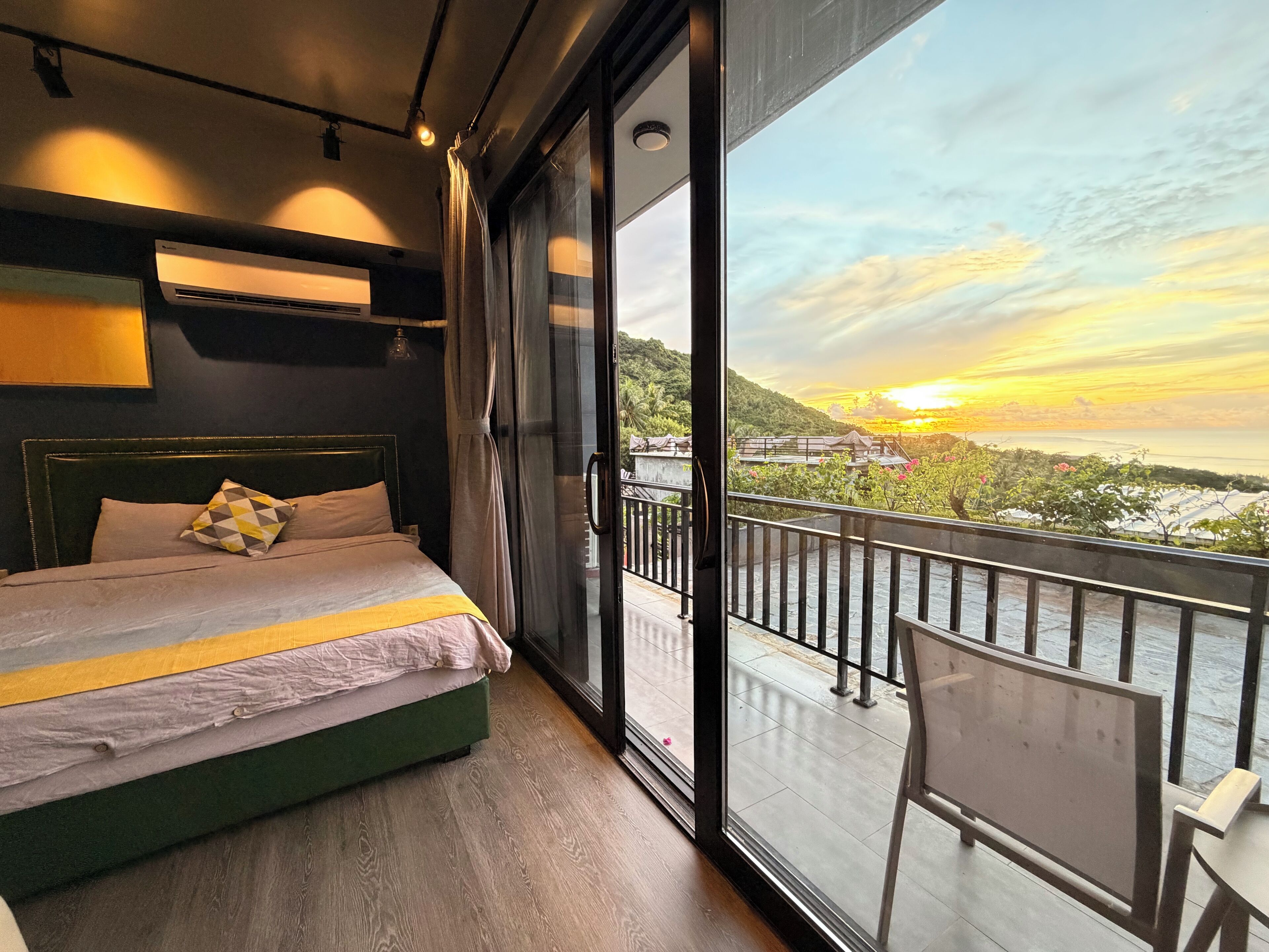 Luxury Ocean View Room | Minibar, in-room safe, blackout drapes, soundproofing