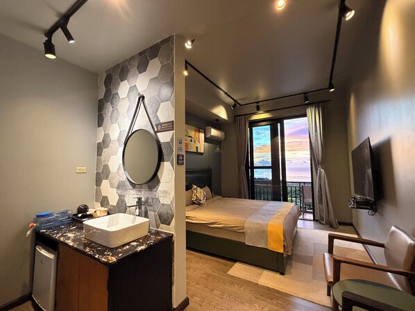 Superior Ocean View Room | Minibar, in-room safe, blackout curtains, soundproofing