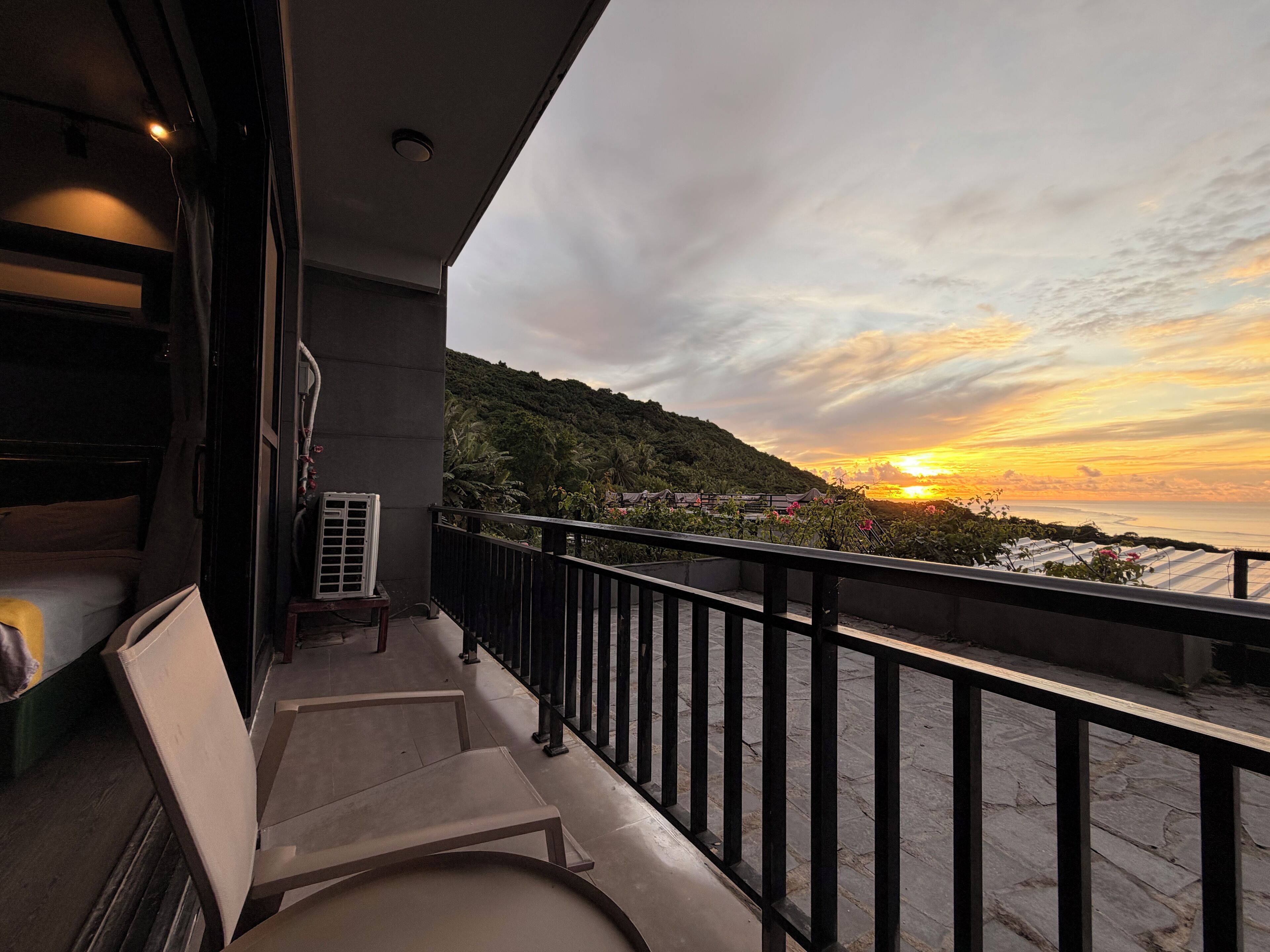 Habitación de lujo, vista al océano | Minibar, caja de seguridad en la habitación y cortinas blackout 