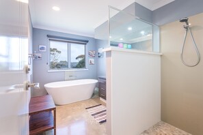 Comfort House, 2 Bedrooms | Bathroom | Separate tub and shower, hydromassage showerhead, hair dryer, towels - Alfra 23 (Albany)