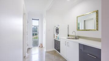 Comfort House, 2 Bedrooms | Laundry