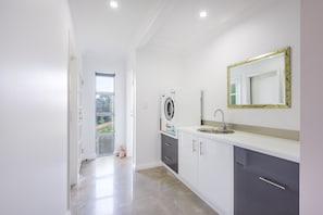 Comfort House, 2 Bedrooms | Laundry