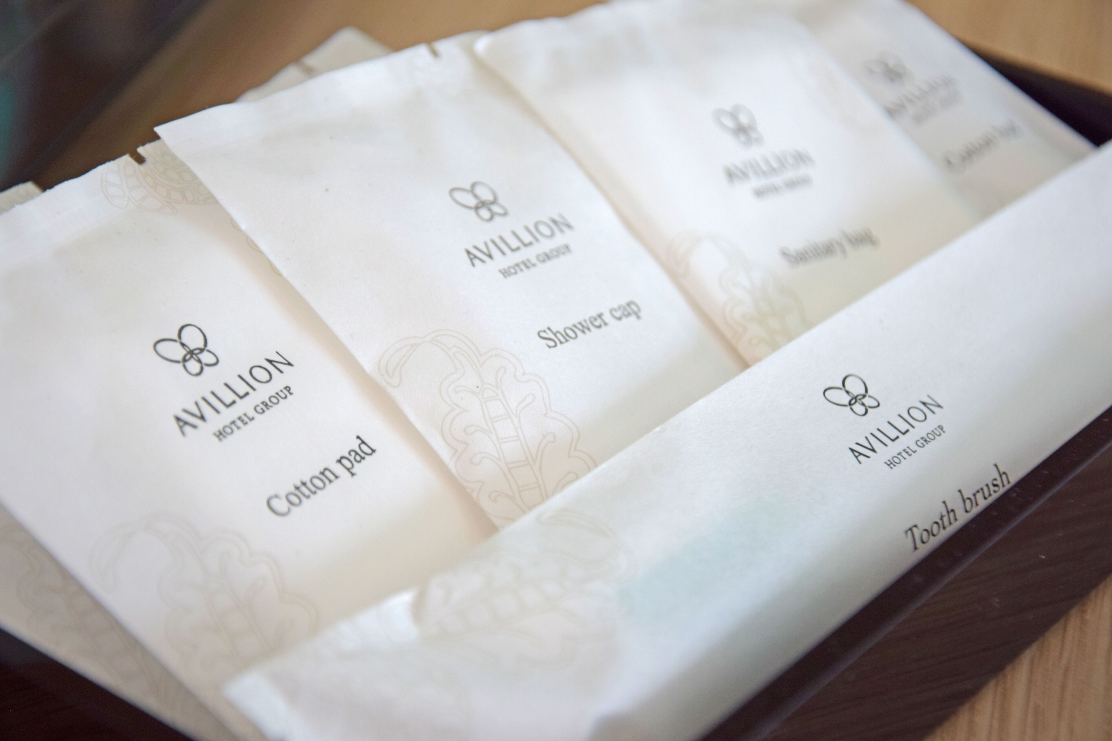 Un ensemble de produits de toilette dans une boîte en bois.