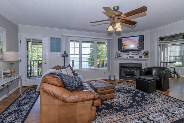 Fernseher, Kamin, DVD-Player, Tischfußball