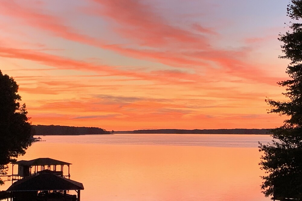 5 BR, 3.5 Bath, Game Room, Kayaks, Paddle Boards, PETS WELCOMED!