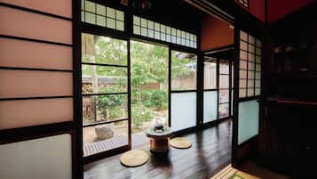 Vacation House Rental (Whole House, Non Smoking) | Courtyard