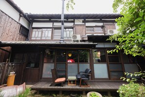 สนามรอบบริเวณ