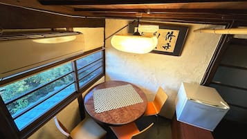 Dortoir Partagé, 3 lits une place, non-fumeurs, salle de bains commune | Décoration personnalisée, ameublement personnalisé, bureau