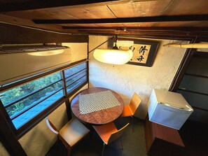 Decoración personalizada, muebles diferentes y escritorio 