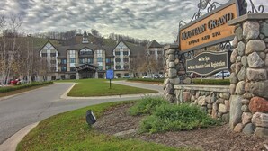 Een groot, historisch gebouw met een bordje voor Mountain Grand Lodge and Spa.