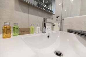 Secadora de cabello, toallas, jabón, shampoo
