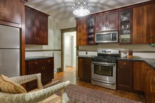 3BR 2BA Dynamite Cooper Young Craftsman 2 blocks from Cooper Young intersection!