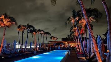 Alberca al aire libre y alberca climatizada