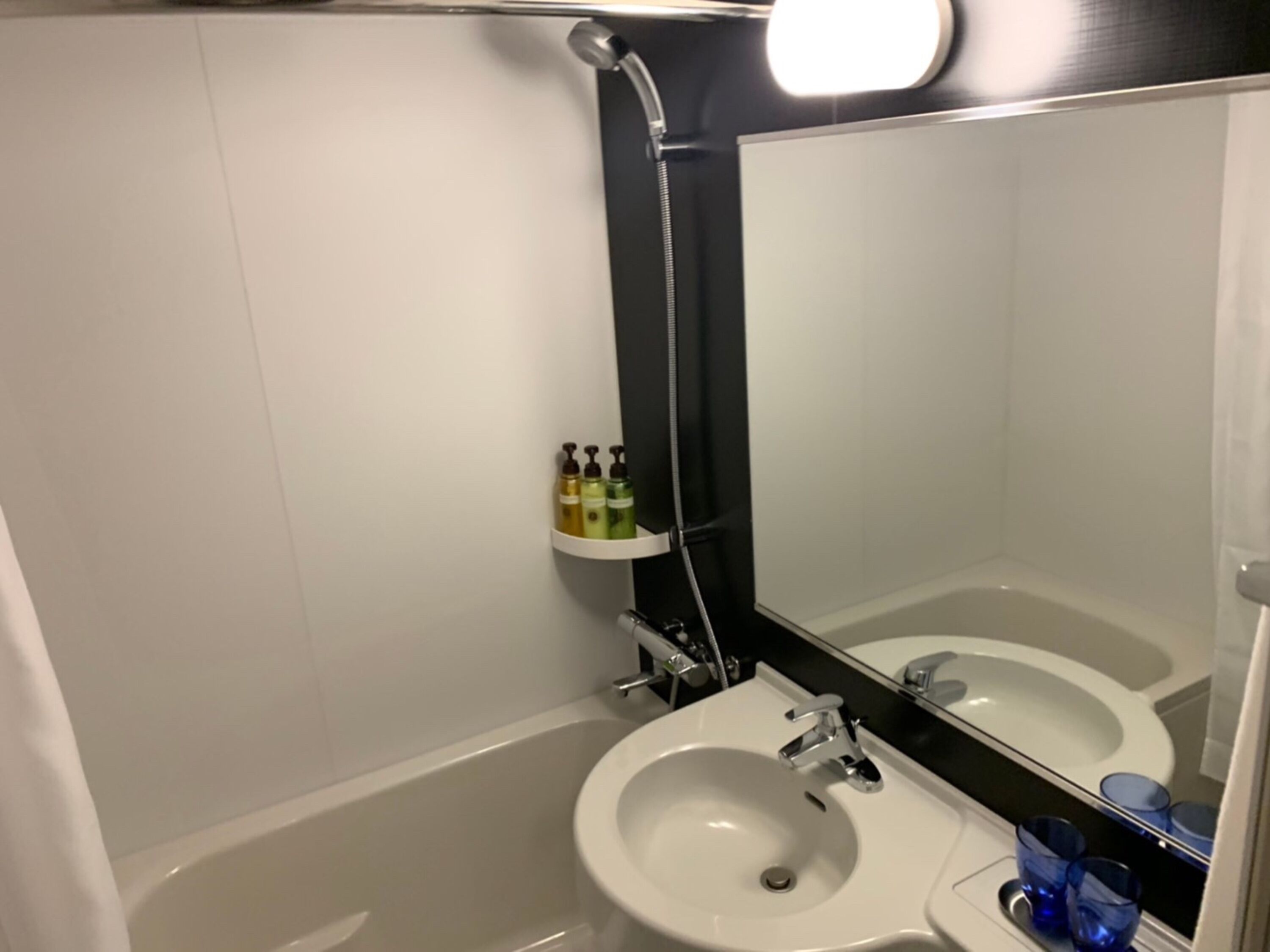 combined shower/bathtub, hydromassage showerhead, free toiletries