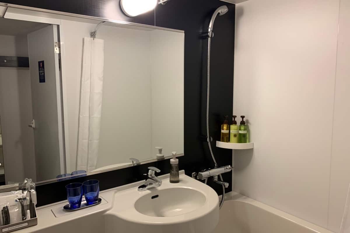 combined shower/bathtub, hydromassage showerhead, free toiletries