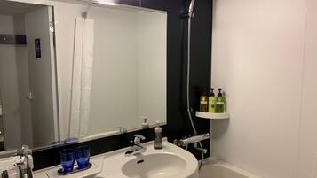 Combined shower/bathtub, hydromassage showerhead, free toiletries