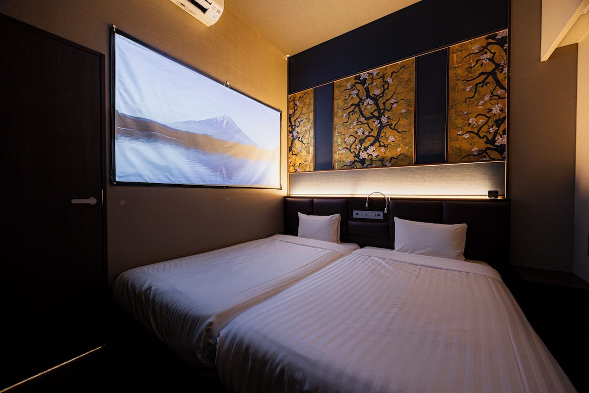 Deluxe Twin Room | Desk, iron/ironing board (on request), WiFi (free)