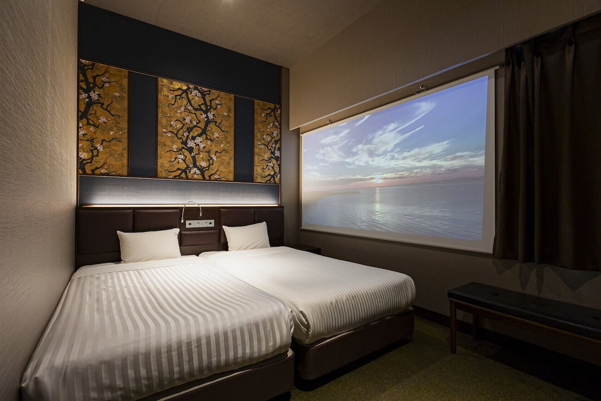 Escritorio, tabla de planchar con plancha y wifi gratis