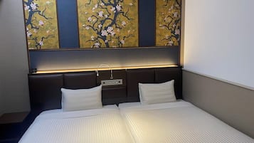 Chambre Deluxe avec lits jumeaux | Bureau, fer et planche à repasser, Wi-Fi gratuit