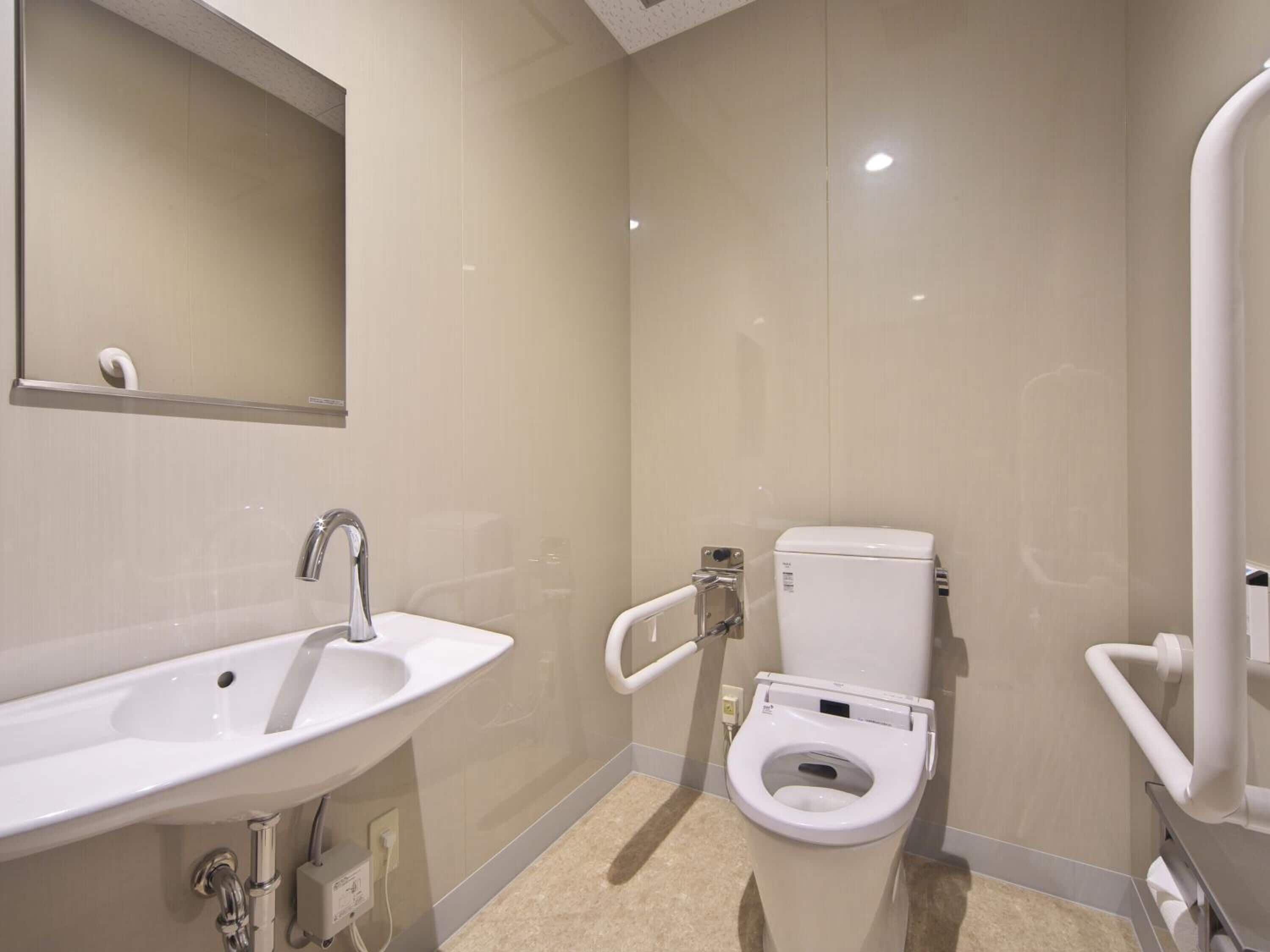 combined shower/bathtub, hydromassage showerhead, free toiletries